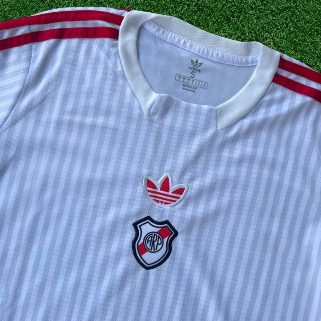 Camiseta River Plate “Terrace Icons” – Inspiración 80s (Trefoil) – Réplica Premium Importada