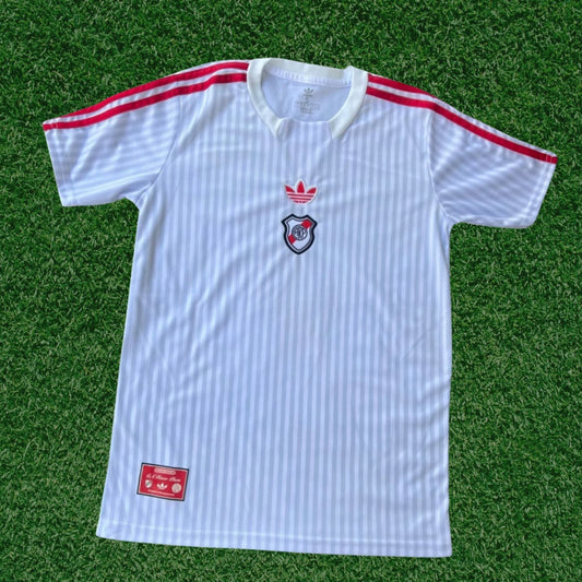 Camiseta River Plate “Terrace Icons” – Inspiración 80s (Trefoil) – Réplica Premium Importada