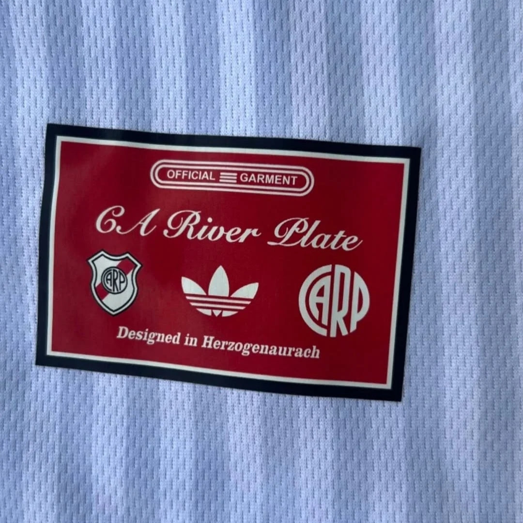 Camiseta River Plate “Terrace Icons” – Inspiración 80s (Trefoil) – Réplica Premium Importada